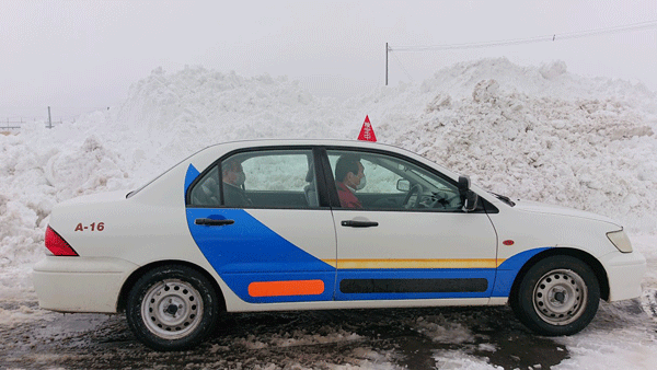 教習車と雪山の写真